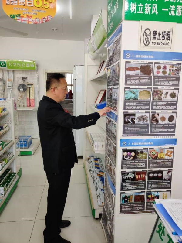 淮南謝家集區望峰崗市場(chǎng)監督管理所積極開(kāi)展以“護苗助老”為主題廣告清理整治行動(dòng)  ------“我為群眾辦實(shí)事”實(shí)踐活動(dòng)