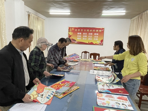 淮南八公山區關(guān)工委組織開(kāi)展“黨是陽(yáng)光我是苗”少幼兒書(shū)畫(huà)大賽