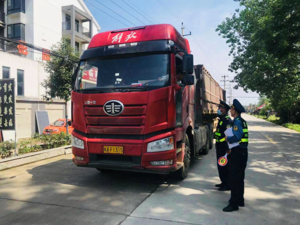 淮南市交通執法支隊啟動(dòng)“路政宣傳月”活動(dòng)