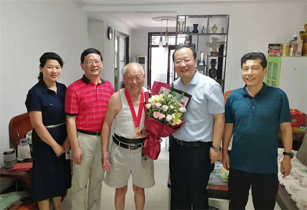 淮南潘集區政協(xié)開(kāi)展走訪(fǎng)慰問(wèn)離退休老干部活動(dòng)