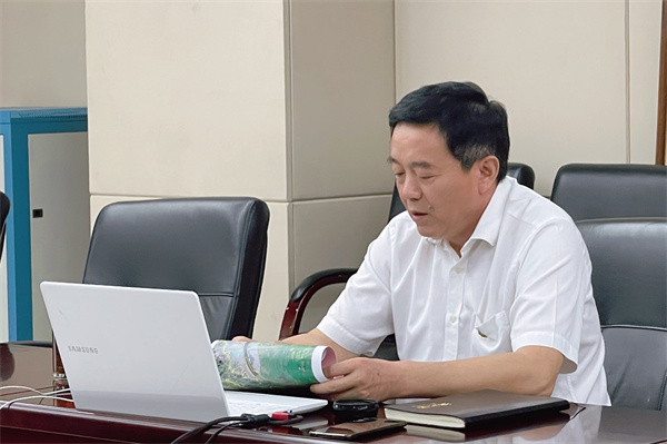 淮南市林業(yè)局黨組書(shū)記、局長(cháng)魯金杰為全局青年干部講黨史專(zhuān)題黨課