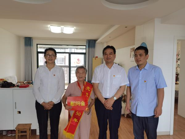 淮南市衛健委黨組書(shū)記、主任汪世福慰問(wèn)離休老干部