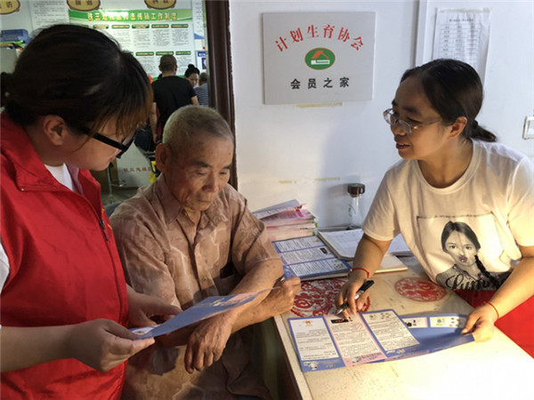 淮南龍泉街道鐵三處社區：做好健康宣傳服務(wù) 老人放心接種疫苗