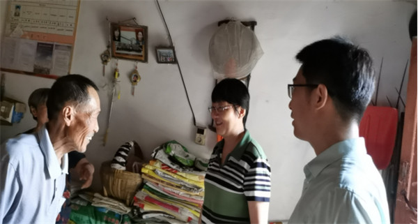 淮南市經(jīng)信局黨委委員、總工程師劉莉莉赴焦崗村慰問(wèn)脫貧戶(hù)并看望駐村工作隊