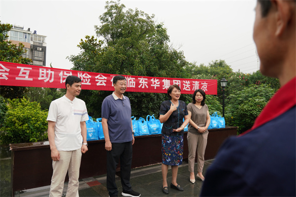 淮南：職工保險互助會(huì )開(kāi)展“夏送清涼，關(guān)愛(ài)會(huì )員”活動(dòng)