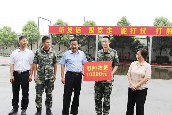 淮南：熊壽宏開(kāi)展“八一”走訪(fǎng)慰問(wèn)活動(dòng)