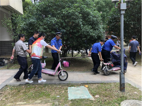 淮南市聯(lián)合執法進(jìn)小區 共同治理“亂停放”