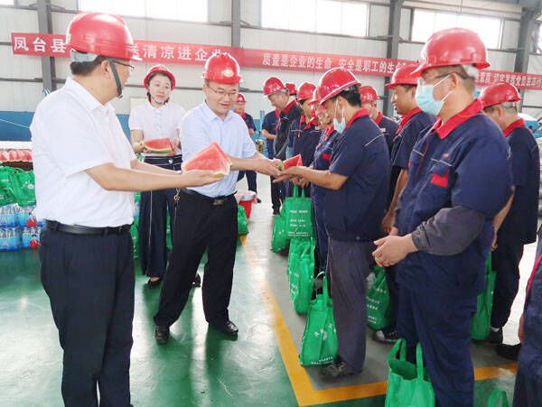 淮南：鳳臺縣總工會(huì )為一線(xiàn)職工送“清涼”