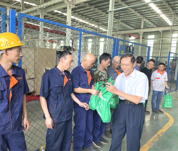 淮南市、縣總工會(huì )開(kāi)展送清涼活動(dòng)