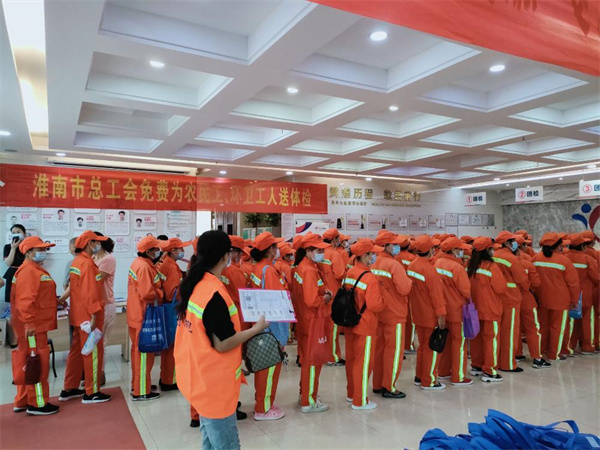 淮南：關(guān)愛(ài)環(huán)衛工　夏季送健康