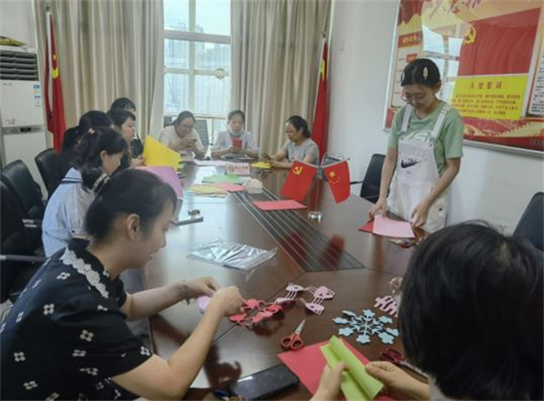 淮南市城鄉居保中心黨支部開(kāi)展“弘揚傳統節日文化，歡慶七夕學(xué)剪紙”主題黨日活動(dòng)
