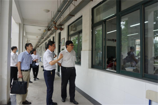 淮南市政協(xié)副主席董眾兵調研智慧學(xué)校建設與應用工作