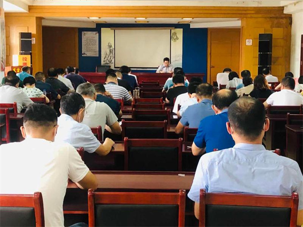 淮南市壽縣縣委、副縣長(cháng)李景練為壽縣市場(chǎng)監管系統黨員上黨課