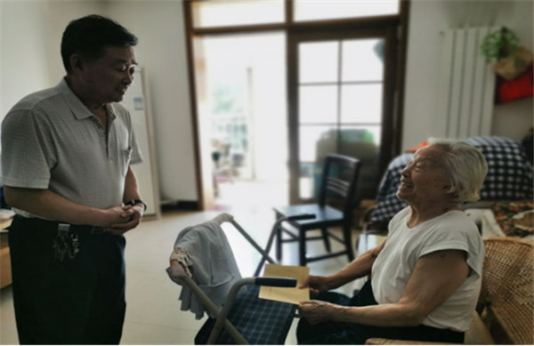 淮南市市場(chǎng)監管局開(kāi)展中秋走訪(fǎng)慰問(wèn)老干部活動(dòng)