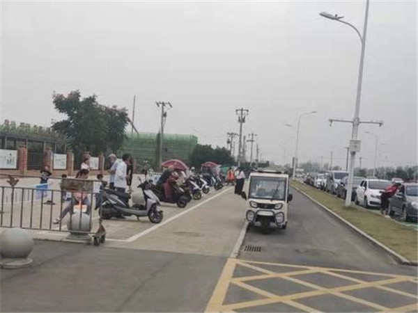 淮南市高新區：施劃停車(chē)線(xiàn) 確保校園周邊安全有序