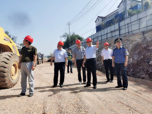 淮南市交通局黨組書(shū)記、局長(cháng)李輝看望“國慶節”期間堅守崗位的一線(xiàn)職工并檢查指導交通安全生產(chǎn)和疫情防控工作