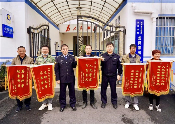淮南民警為農民工追回工資17萬(wàn)，工人送錦旗“YYDS”