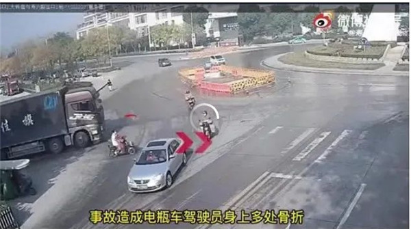 驚險一幕！淮南壽縣電瓶車(chē)駕駛人被卷入貨車(chē)底部...