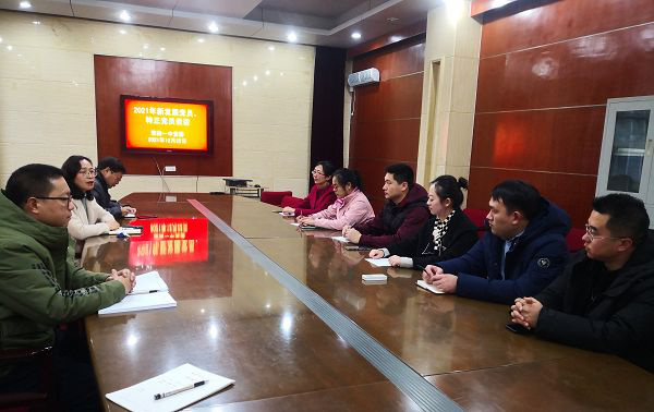 淮南一中召開(kāi)新轉正黨員、預備黨員談心談話(huà)會(huì )