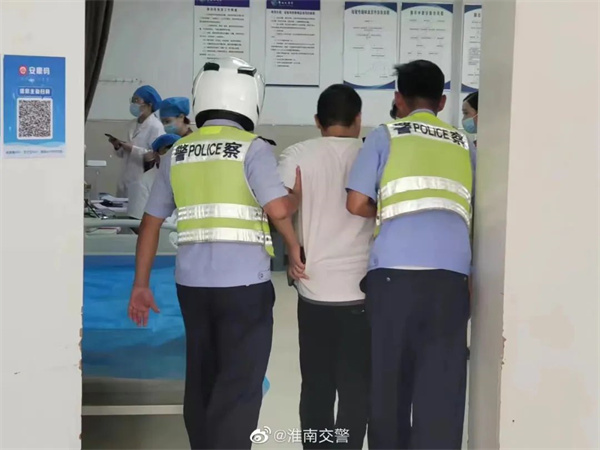 淮南壽縣一開(kāi)車(chē)男子突發(fā)疾病，緊急尋求民警急送醫