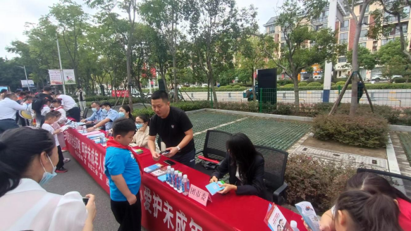 淮南市委、淮南市12355青少年服務(wù)臺開(kāi)展關(guān)愛(ài)保護未成年人普法進(jìn)社區宣傳活動(dòng)