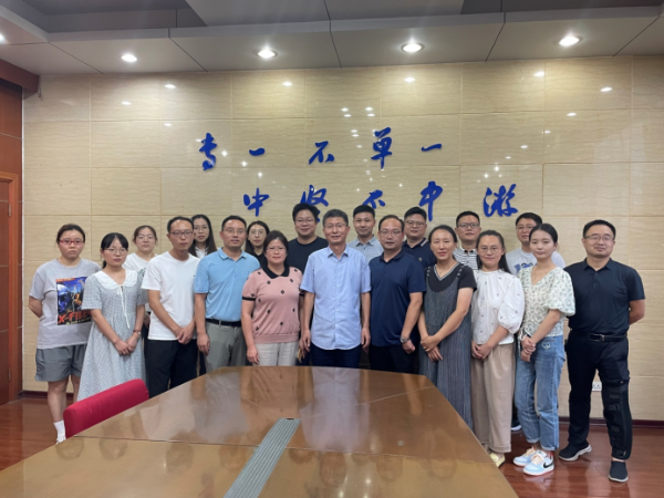 青藍攜手鑄良師，師徒結對共成長(cháng)  ——淮南一中舉行2022年度“青藍工程”師徒結對儀式