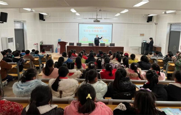 淮南潘集區：開(kāi)學(xué)法治第一課 護航青春助成長(cháng)