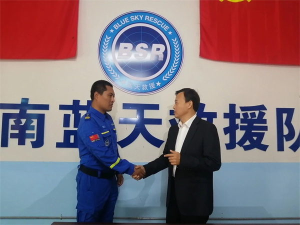 當大律師孔維釗遇上藍天救援隊 跨界護航照亮“藍天”