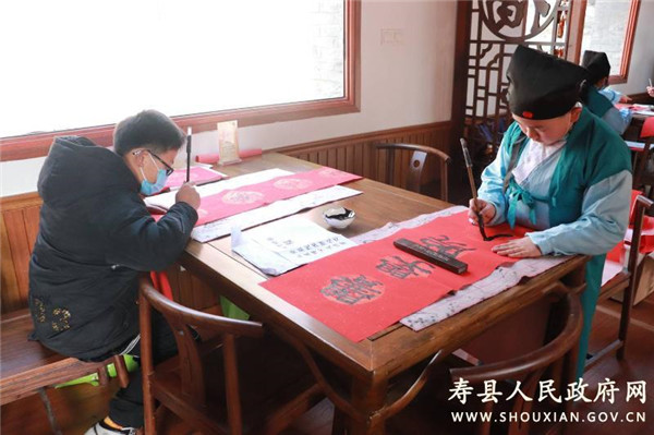 淮南壽縣舉行壽州福娃寫(xiě)春聯(lián)送祝?；顒?dòng)