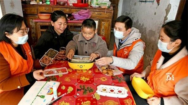 淮南：跨越440公里！“愛(ài)心飯盒”送給爸媽