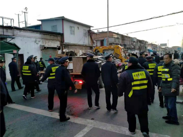 淮南市城市管理局【一線(xiàn)傳真】清晨“出擊” “重拳”治理