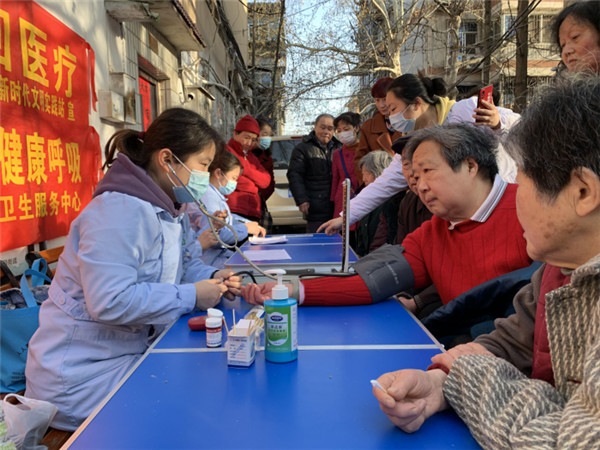 淮南公園街道公園社區開(kāi)展“家庭醫生巡回醫療”義診活動(dòng)