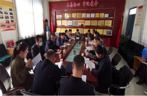 淮南市謝家集區委常委、區委政法委書(shū)記顧為民赴謝一小走訪(fǎng)調研