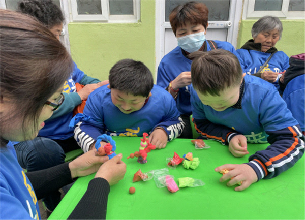 淮南市民政局開(kāi)展關(guān)愛(ài)自閉癥兒童活動(dòng)。用愛(ài)點(diǎn)亮星空，讓星星的孩子不再孤單