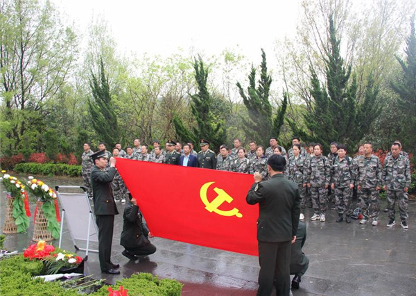 淮南：軍地聯(lián)合開(kāi)展“清明祭英烈”愛(ài)國主義教育活動(dòng)