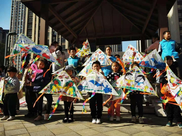 淮南：田家庵區錦里社區婦聯(lián)開(kāi)展“放飛風(fēng)箏 快樂(lè )成長(cháng)”親子戶(hù)外活動(dòng)