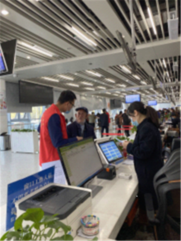 淮南：可憐天下父母心，春風(fēng)送暖在大廳