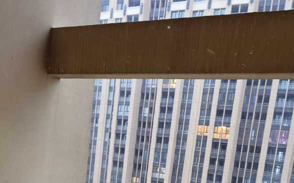 【淮南爆料】連廊難抵風(fēng)雪，觀(guān)湖名居設計是否合理？