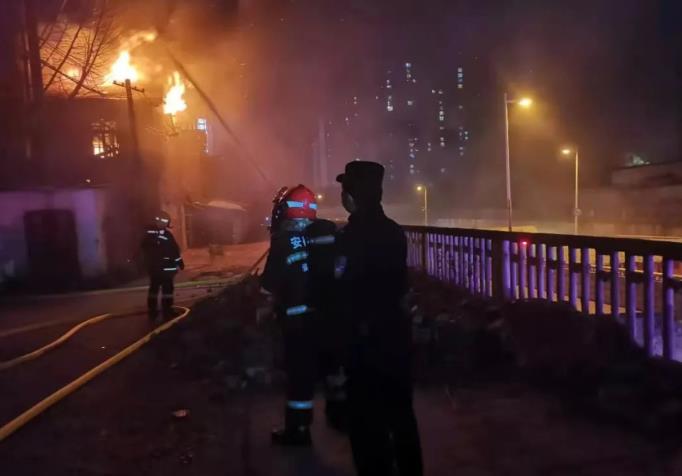 淮南：劈柴做飯引發(fā)火災 民警撲救無(wú)人員傷亡