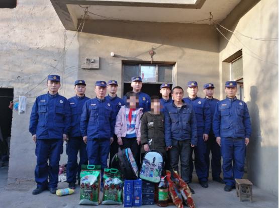 淮南山南消防大隊慰問(wèn)三和鎮事實(shí)無(wú)人撫養兒童傳承“雷鋒精神”